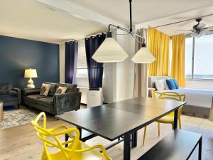 Χώρος καθιστικού στο Heart ATL Downtown 3B2B Condos LM 06s