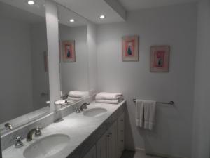 a bathroom with two sinks and a large mirror at Terrazas de Carilo 1A in Carilo