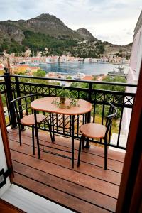 een tafel en 2 stoelen op een balkon met uitzicht bij Voula's Traditional House in Meyisti