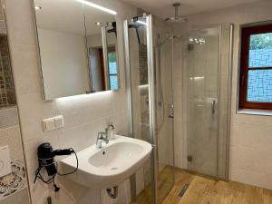 Ένα μπάνιο στο Ferienwohnung Weiherblick +44 φωτογραφίες