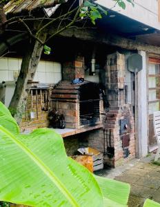 La Celle-sous-GouzonにあるLe Voyage - Séjour atypique proche de Colmarの家の中にある屋外のレンガ造りのオーブン