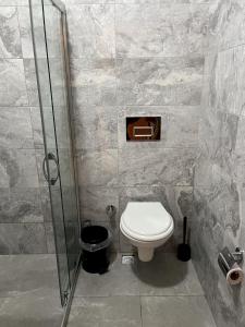 Ένα μπάνιο στο Modern Studio in Quiet Bodrum Lane