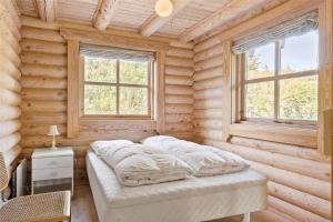 Ένα ή περισσότερα κρεβάτια σε δωμάτιο στο 40855-Ulfborg-Helmklit-240