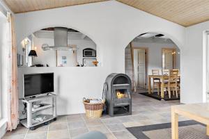 un soggiorno con camino e TV di 60857-Ulfborg-Illeborgvej-38 a Fjand Gårde
