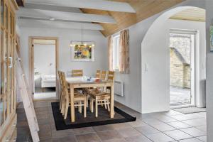 una sala da pranzo con tavolo e sedie di 60857-Ulfborg-Illeborgvej-38 a Fjand Gårde
