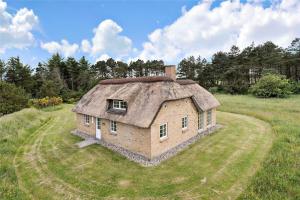 una casa con tetto di paglia in un campo di 60857-Ulfborg-Illeborgvej-38 a Fjand Gårde Altre 13 foto