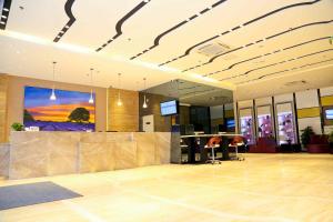 una hall vuota con reception in un edificio di Lavande Hotel Baiyun International Airport Branch a Canton