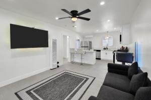 Una sala de estar con un sofá y un ventilador de techo. en Mid-City Retreat With Backyard And Grill, en Los Ángeles