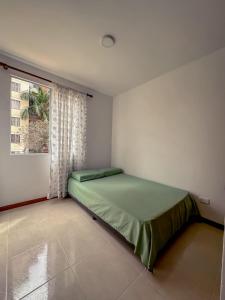 Кровать или кровати в номере Apartamento en Ciudad Santa Barbara cerca a Cali y el aeropuerto +5 фотографий
