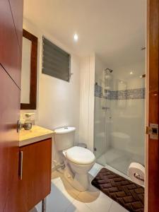 Ванная комната в Apartamento en Ciudad Santa Barbara cerca a Cali y el aeropuerto