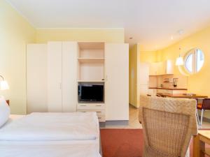 GranzowにあるApartment für den perfekten Urlaubのベッドとキッチンがあるホテルの部屋