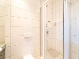 GranzowにあるApartment für den perfekten Urlaubのシャワーとトイレ付きのバスルーム +30枚の写真