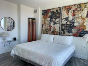 una camera da letto con un letto con un grande dipinto sul muro di SD Sanctuary 360 Skyline Jewel a San Diego Altre 4 foto