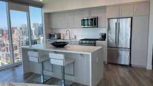 una cucina con bancone e frigorifero di SD Sanctuary 360 Skyline Jewel a San Diego