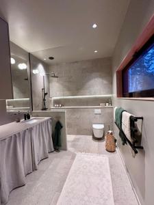 Bilik mandi di Newly built house with seaview in Stockholm archipelago! +29 gambar