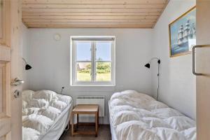two beds in a room with a window at 10704-Ulfborg-Gaffelbjergvej-49 in Øhuse