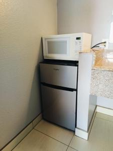 YoakumにあるWoodfield Inn & Suites Hotel O, Yoakum TX 111の冷蔵庫の上に置かれた電子レンジ