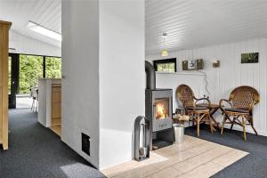 een woonkamer met open haard in een huis bij 30370-Ulfborg-Lathyrusvej-314 in Vang