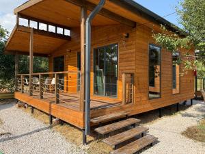 PʼarpiParpi Riverside的小木屋设有通往小屋的楼梯