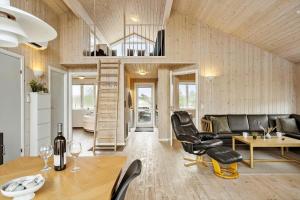 een woonkamer met een bank, stoelen en een ladder bij 60836-Ulfborg-Fjand-Strand-29 in Fjand Gårde