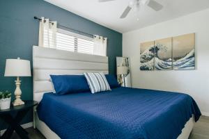 Katil atau katil-katil dalam bilik di One bedroom private apartment two blocks to Beach!
