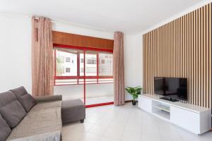 TV a/nebo společenská místnost v ubytování SunnyQuarters WalktoBeach 2BR AC