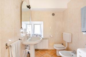 Et badeværelse på La Casa Del Sole + 23 billeder