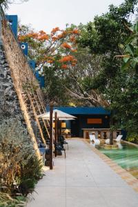 a resort with a swimming pool next to a building at Casa Cristina Fresh Boutique Hotel in Cuernavaca