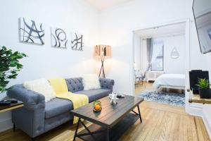 ニューヨークにある1567-1A New 2br PRIME upper East APT W&Dのソファとコーヒーテーブルのあるリビングルーム
