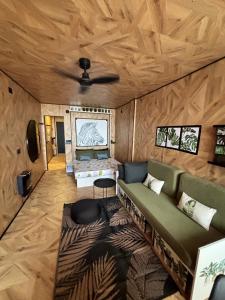 una sala de estar con un sofá y una mesa en Farnals Playa Valencia, en Masalfasar