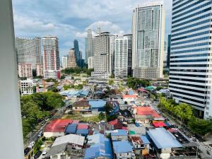 una vista aérea de una ciudad con edificios altos en The Luxe Infinitum KLCC By Skyscrapers, en Kuala Lumpur