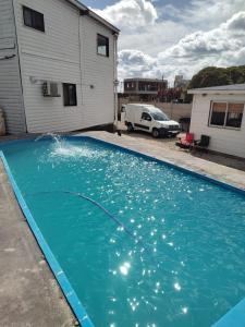 マル・デル・プラタにあるCabañas Yarriの家の前の青い大型スイミングプール