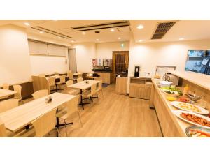 宇都宮市にあるSmile Hotel Utsunomiya Higashiguchi - Vacation STAY 12713vのテーブルと椅子のあるレストランとカフェテリア