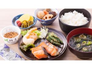 宇都宮市にあるSmile Hotel Utsunomiya Higashiguchi - Vacation STAY 12713vの食べ物の皿やボウルが置かれたテーブル +8枚の写真