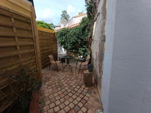 a patio with chairs and a table in a fence at Aux lits de la loire in Champtoceaux