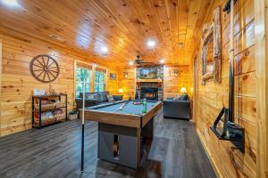 una sala de estar con mesa de billar en una cabaña en Paradise at the Smokies Cabin with HOT TUB!, en Sevierville