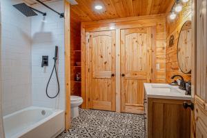 Un baño con bañera, inodoro y lavabo. en Paradise at the Smokies Cabin with HOT TUB!, en Sevierville 39 fotos más