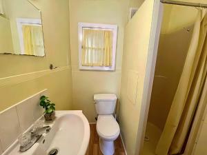 Ambleside - 2-Bedroom Cottage #4 في كاوارثا ليك: حمام مع مرحاض ومغسلة ومرآة