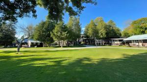 Ambleside - 2-Bedroom Cottage #4 في كاوارثا ليك: اطلالة على ملعب قولف مع وضع اخضر