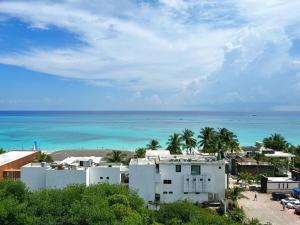 a view of the beach and the ocean at Depa MAJUM Playa del Carmen in Playa del Carmen