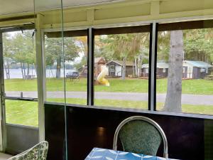 Una vista de un patio de juegos desde una ventana con una mesa y sillas. en Ambleside - 2-Bedroom Cottage #5, en Kawartha Lakes