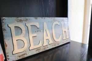 ein Schild mit der Aufschrift „Arma“ auf einem Tisch in der Unterkunft Spruce Beach Cottage - Walk to beach in Aptos + 34 Fotos