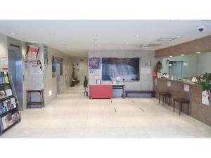 una zona di attesa di un negozio con tavolo e sedie di Smile Hotel Towada - Vacation STAY 06148v a Towada