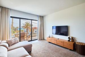 a living room with a couch and a flat screen tv at Sal & Mar in Santa Maria