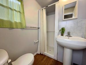 Ένα μπάνιο στο Ambleside - 2-Bedroom Cottage #8