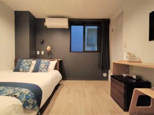 una habitación de hotel con una cama y una ventana en Tokyo Biyori Hotel - Vacation STAY 07393v, en Tokio 11 fotos más