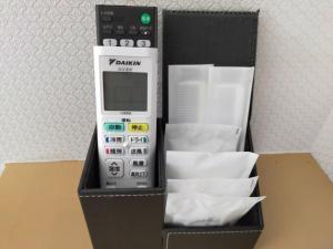 Una caja negra con un celular dentro. en Tokyo Biyori Hotel - Vacation STAY 07393v, en Tokio