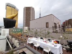 una mesa en la azotea de un edificio en Tokyo Biyori Hotel - Vacation STAY 07393v, en Tokio