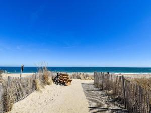 Φωτογραφία από το άλμπουμ του Beach House with Rooftop Deck by Leavetown Vacations σε Bethany Beach