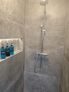 Koupelna v ubytování Waldoase im Nationalpark Eifel für 7 Gäste und max 2 Hunde in 1A Lage